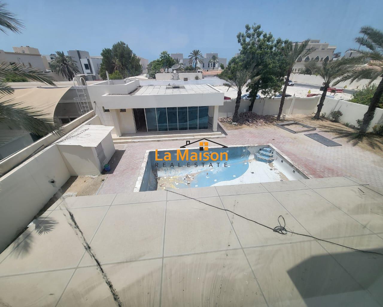commercial villa in umm Suqeim First rent is 2m commercial villa in umm Suqeim First rent is 2m