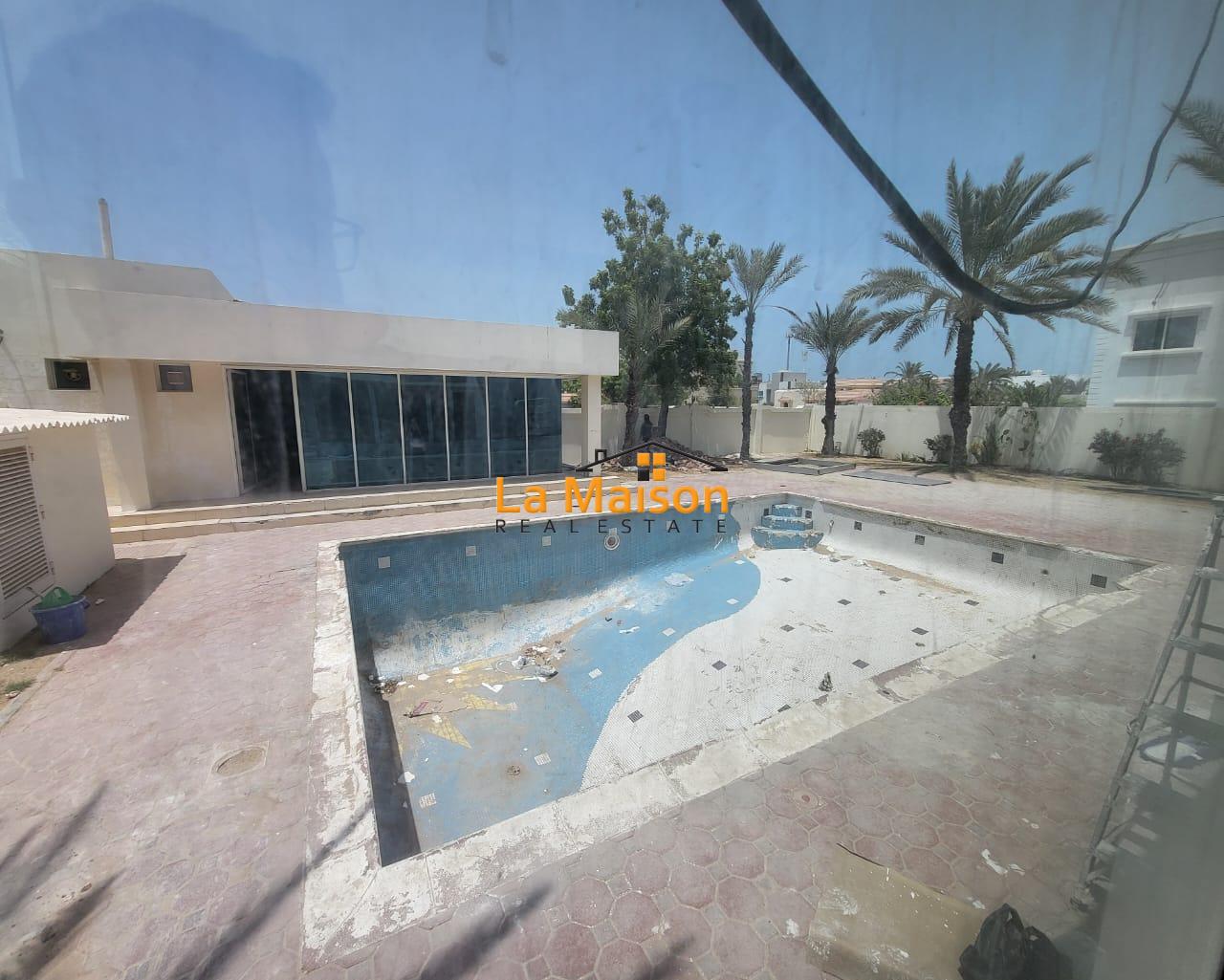 commercial villa in umm Suqeim First rent is 2m commercial villa in umm Suqeim First rent is 2m